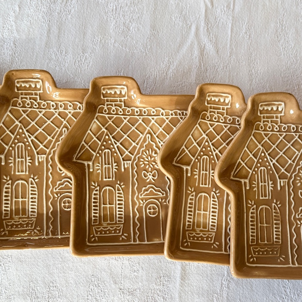 Gingerbread House Ceramic Plates - Brown - Picture 2 of 4